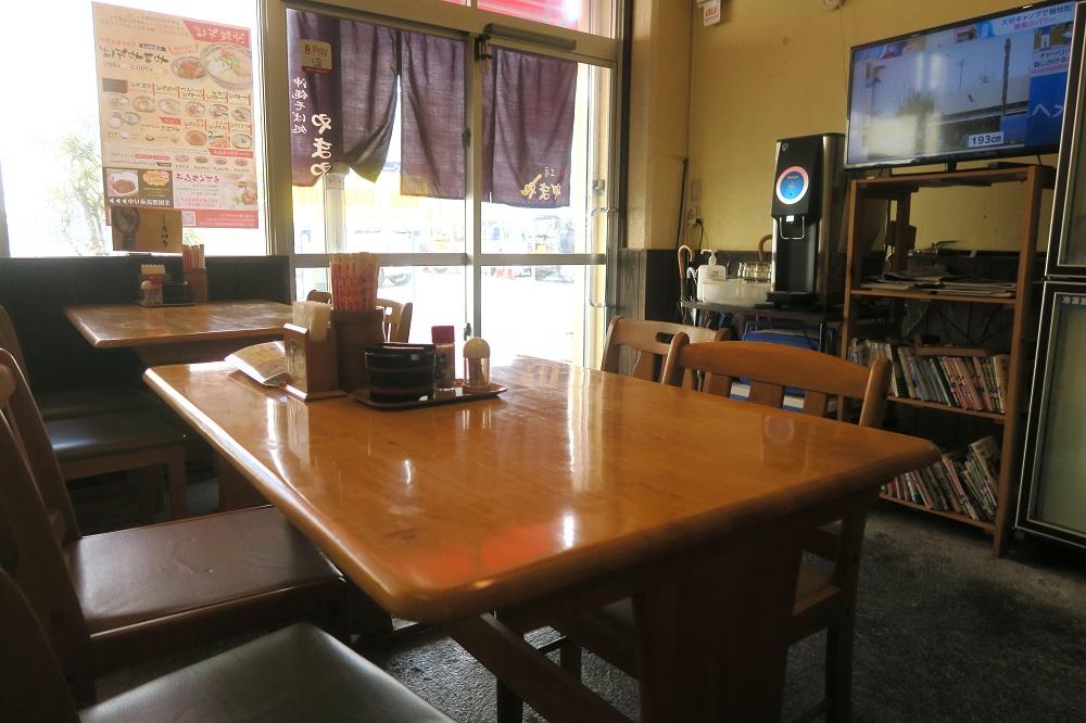 お店の奥からお客様のいない席だけ撮影しました