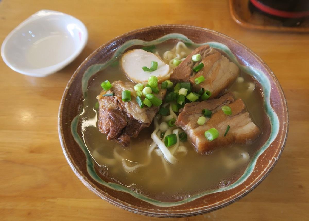三枚肉ソーキそばの小