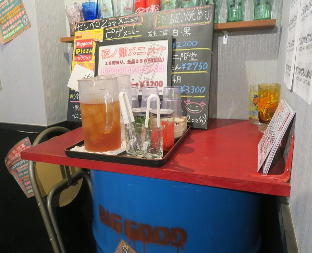 さんぴん茶、お水、紅生姜とフーチバーがあります