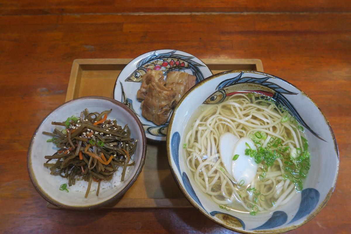 本ソーキそば(中)ときんぴらごぼうのせご飯
