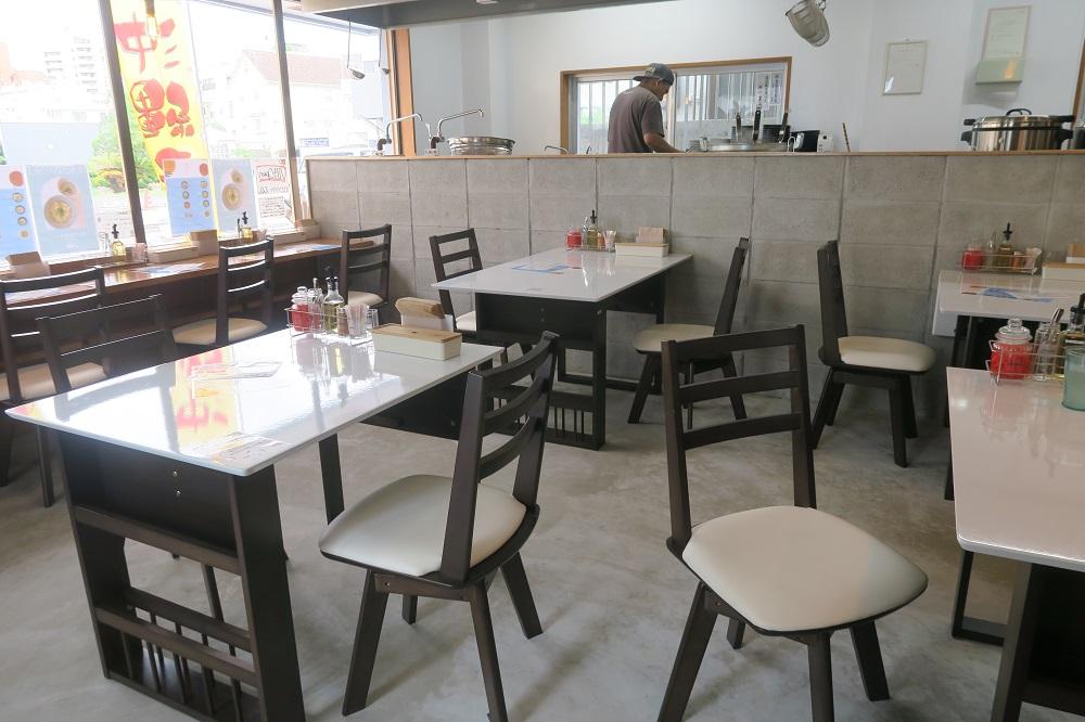 「オキナワソバヤススル」の広い店内