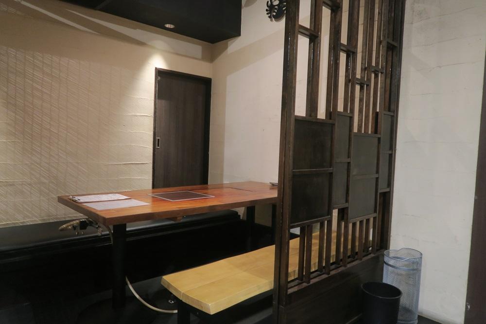 テーブル席。お客様のいない席だけ撮影しました。