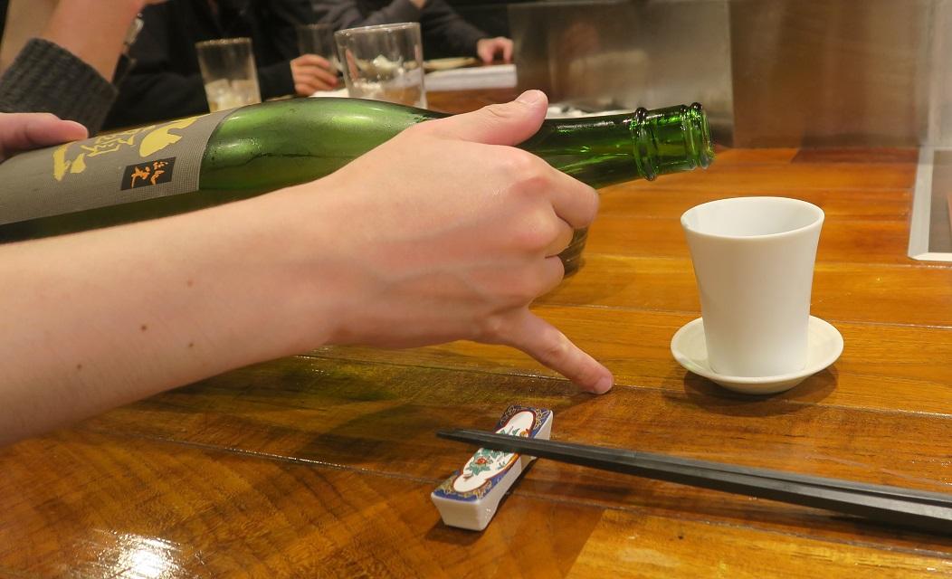 日本酒は目の前で注いでくださいます