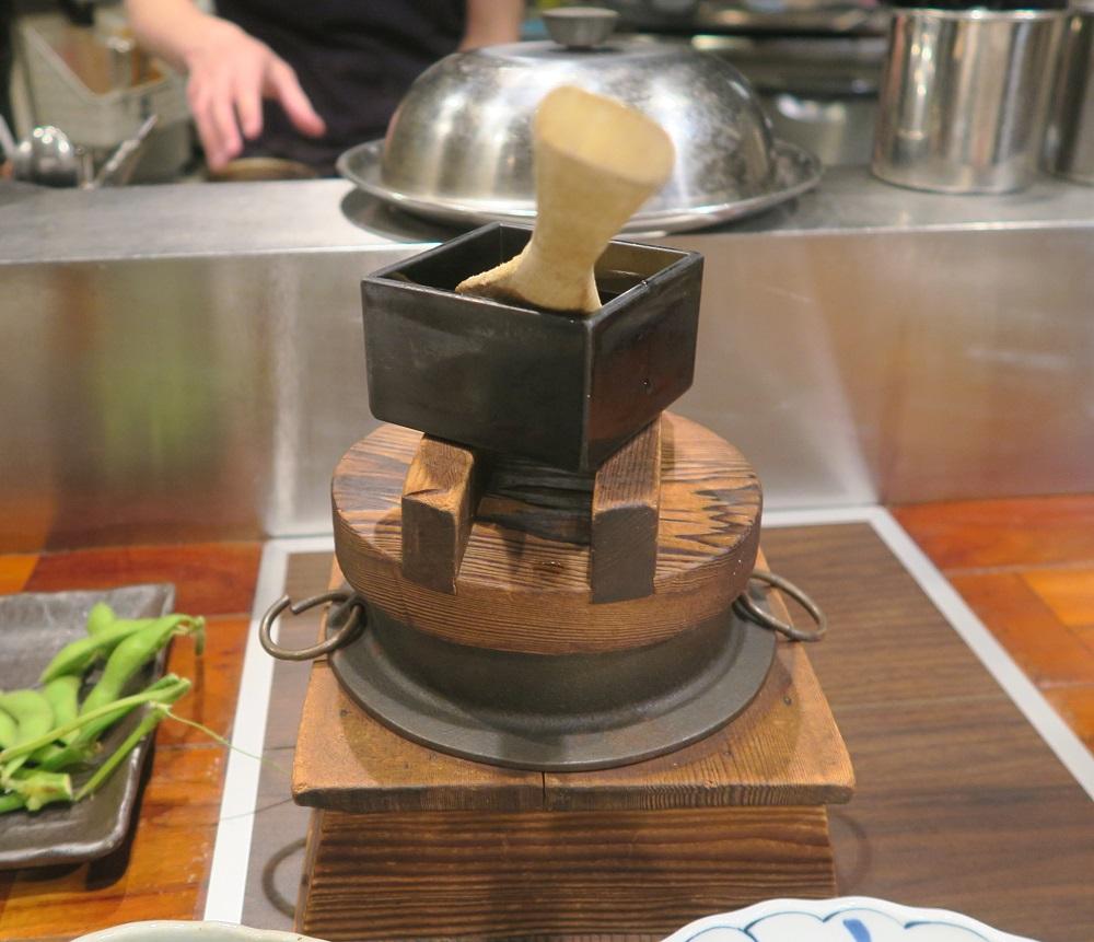 ご飯は釜で炊いています