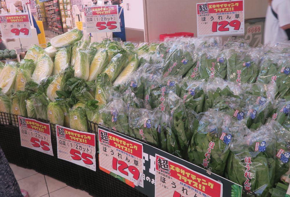 お客様のいない瞬間に撮影しています。白菜もほうれん草も安い！