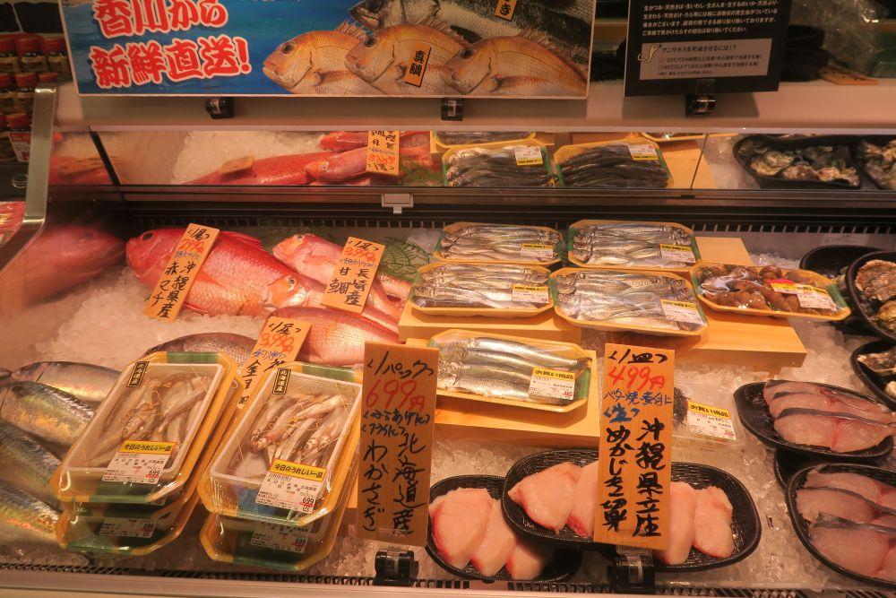 対面コーナーでは左に魚、右側に貝類があります