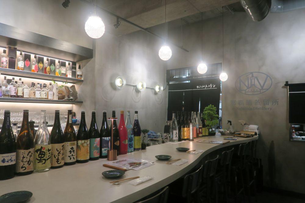 那覇晴蒸留所のバーカウンター