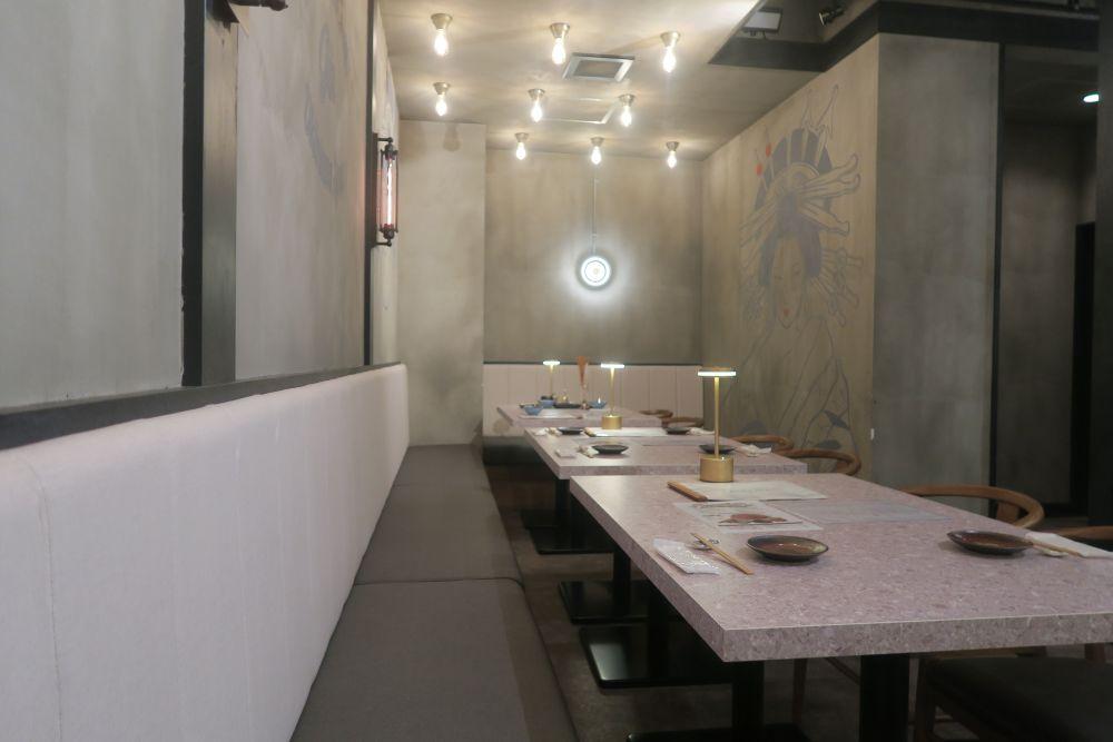 那覇晴蒸留所の店内。お客様が帰られた一瞬に撮影しました。