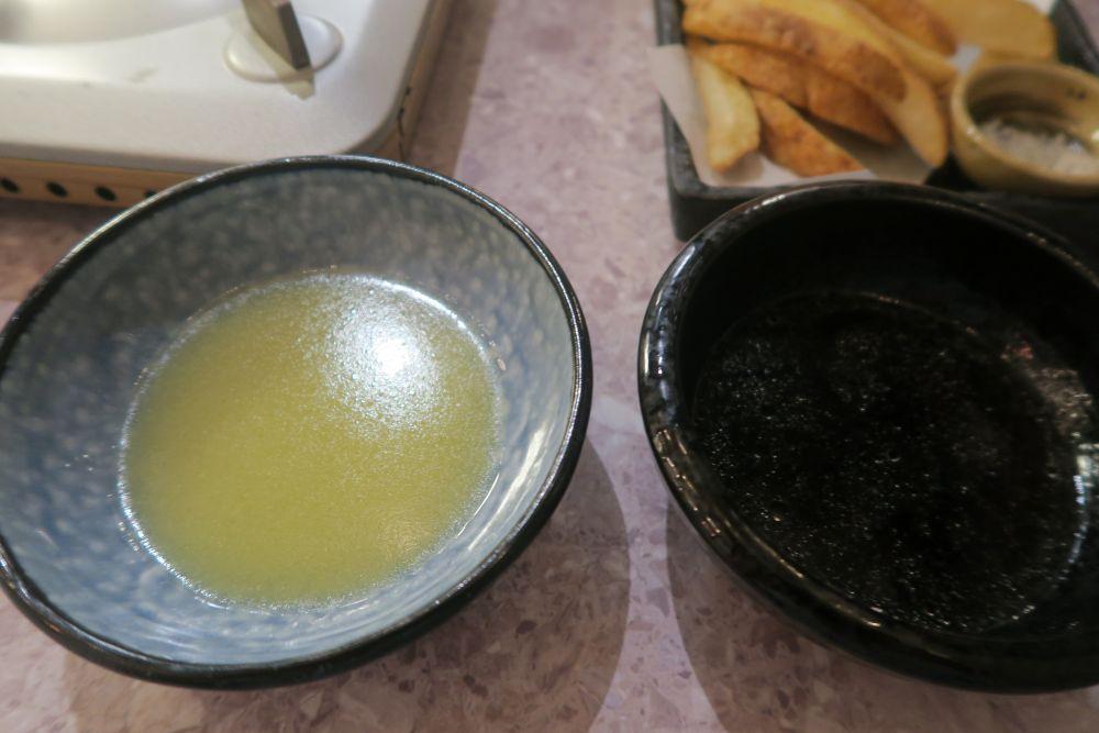 左：勝山シークワサー塩たれ　右：和風出汁トリュフバターたれ