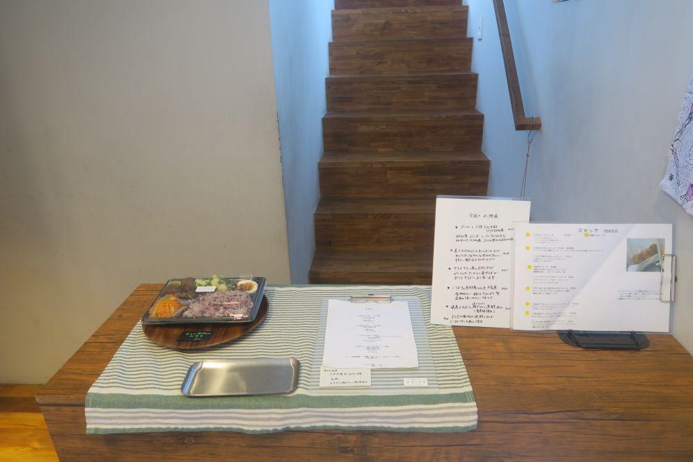 玄関でお弁当を受け取ります