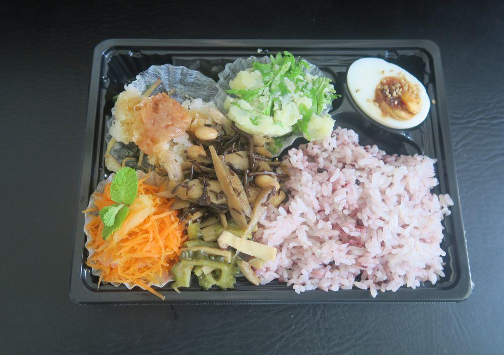 お魚入り弁当(900円)