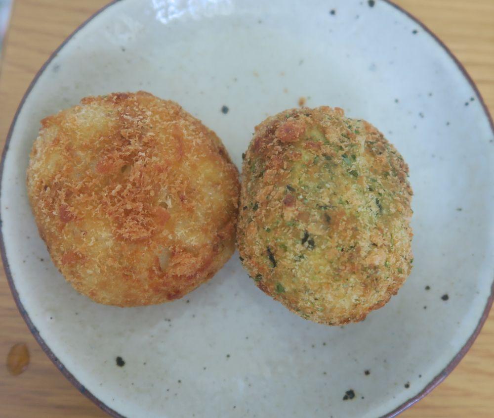 左:牛肉ミンチ入りポテトコロッケ 右:サツマイモとアーサーのコロッケ