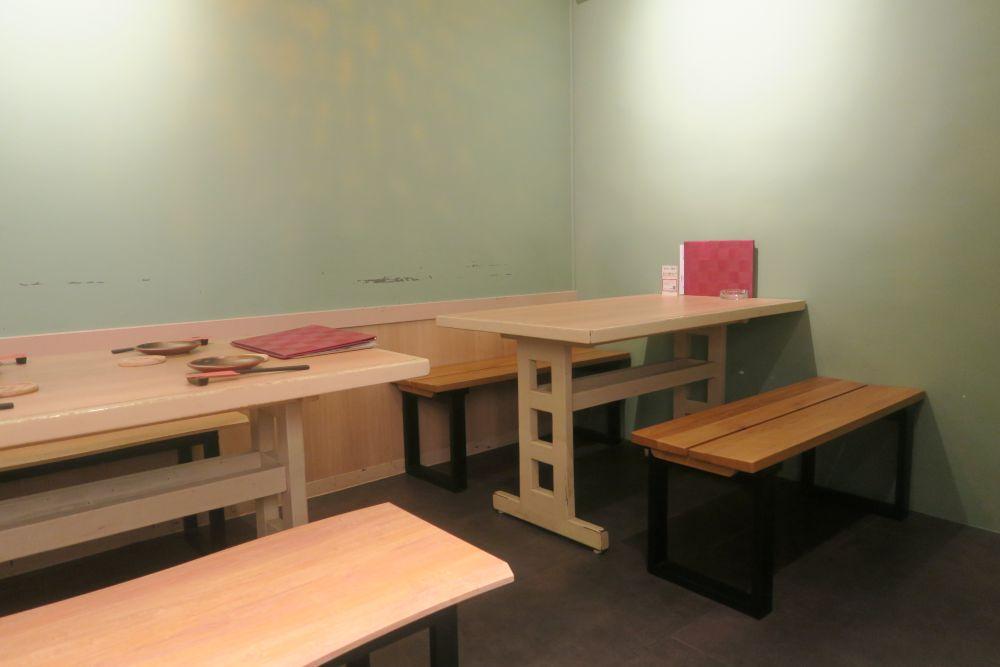 「ちゅら」の店内。お客様のいない席だけ撮影しました。