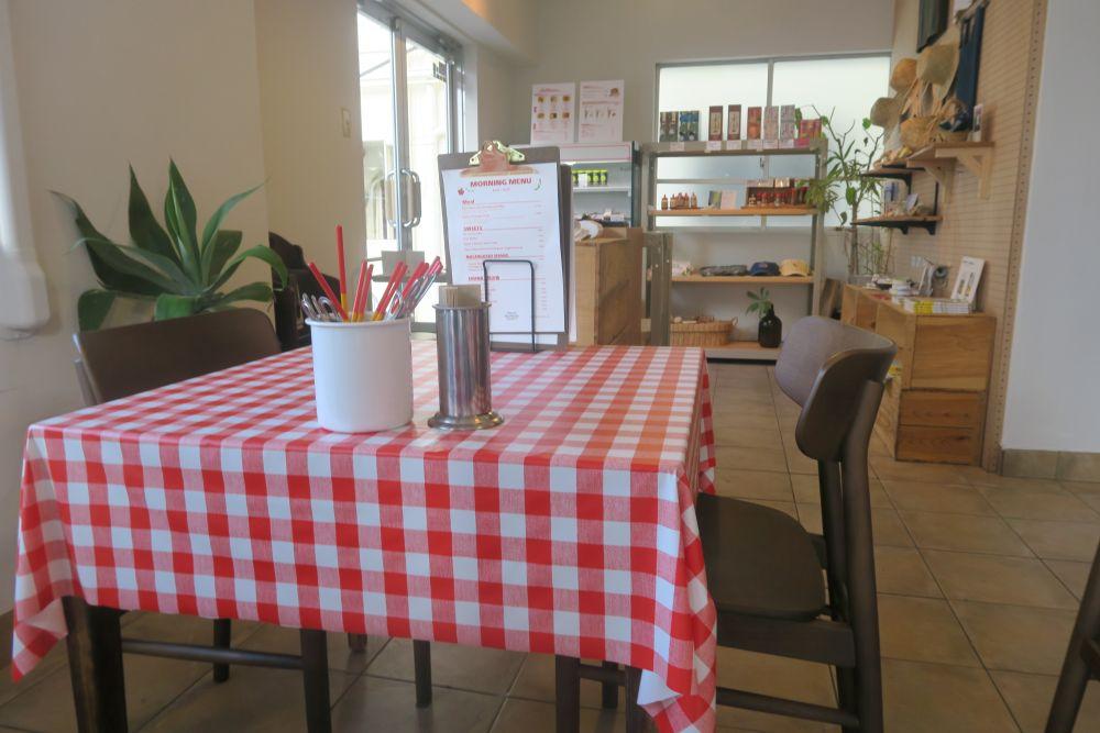 お店の奥からお客様のいない席だけ撮影しました。いろいろなグッズも販売しています。