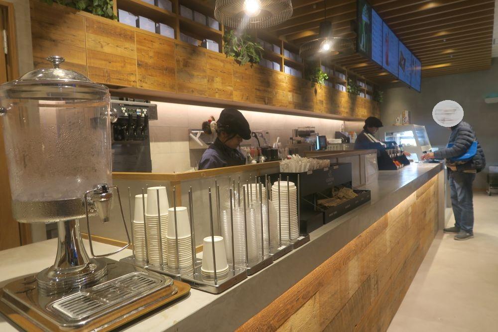 カウンターの右で注文し、カウンターの左で受け取ります