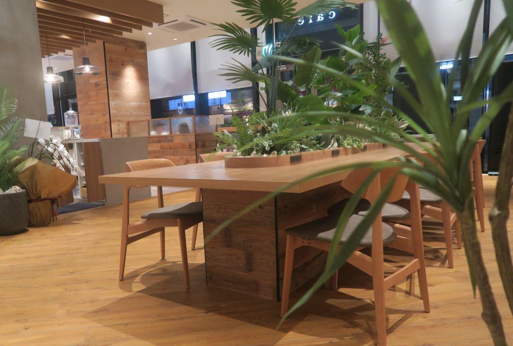 お客様のいない席だけ撮影しました