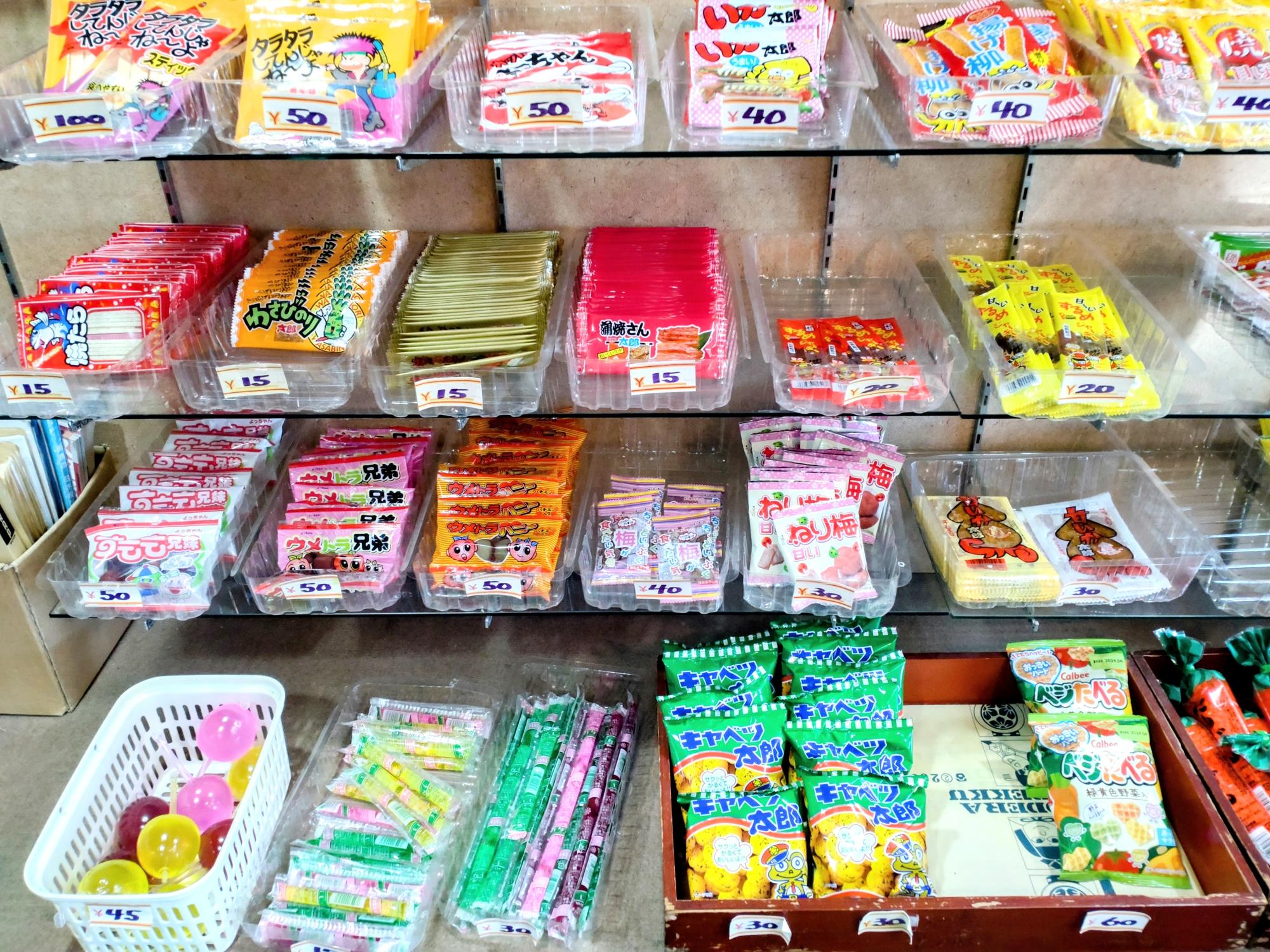 左下のカラフルなまるいゼリーも買ってたな…