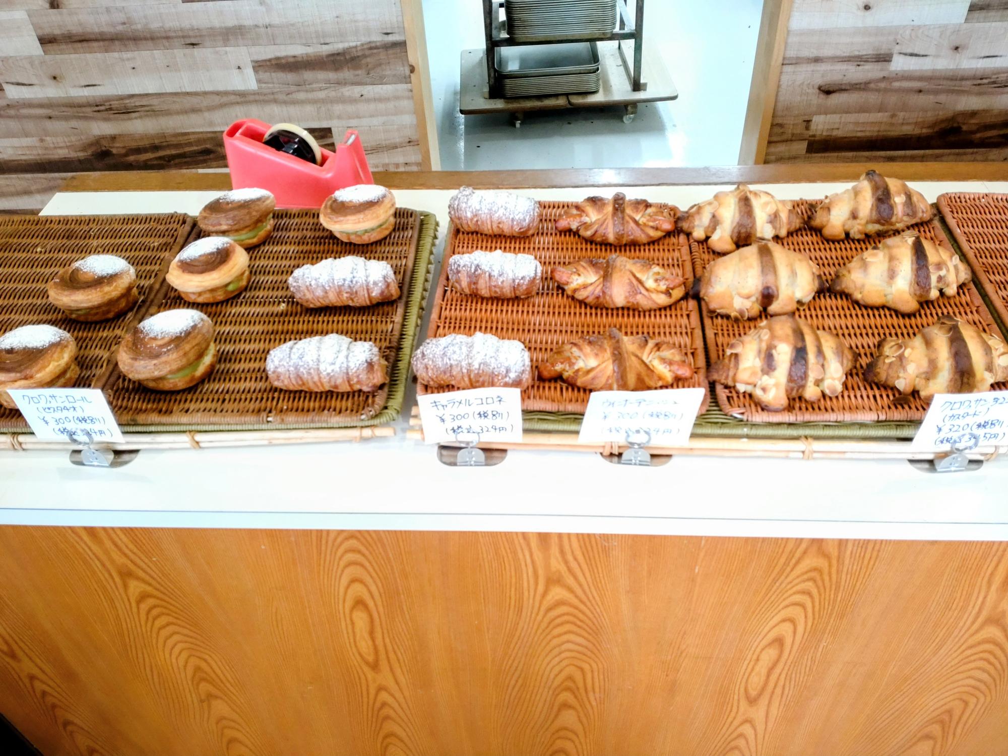 クロワッサンと食パン以外のパンもありますよ