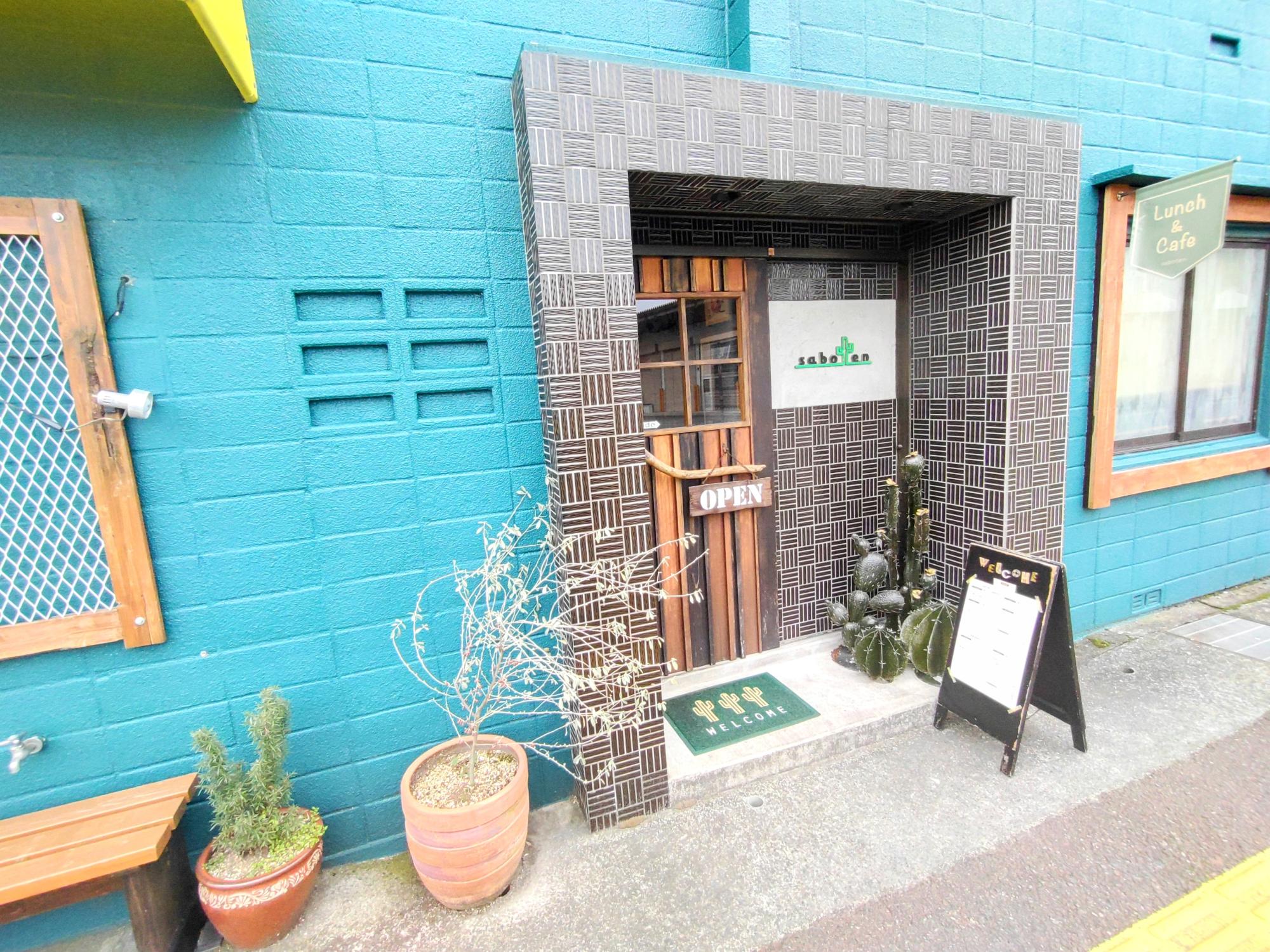 ターコイズ色の壁がお洒落♪