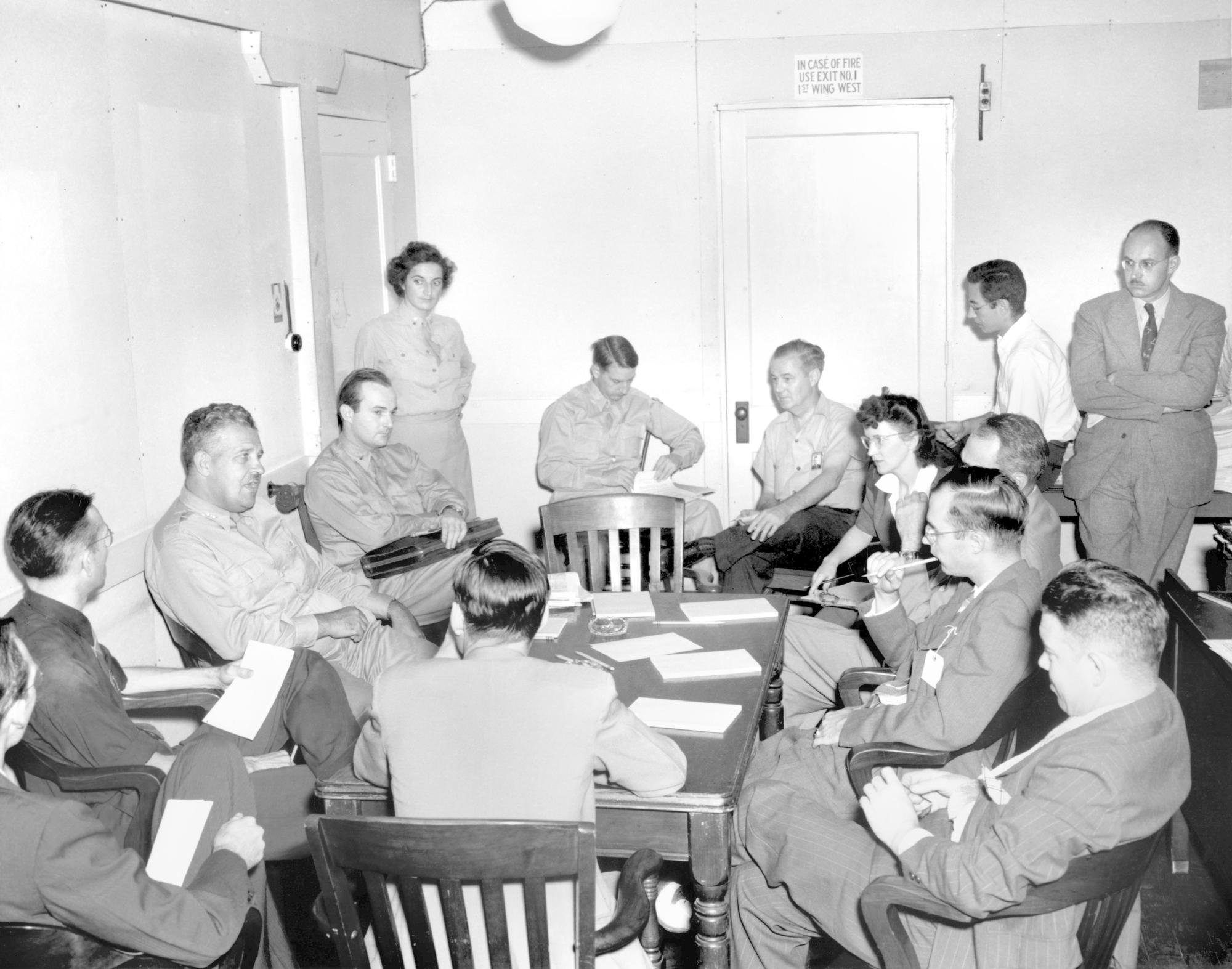 日本への原爆投下後、米ジャーナリストに向けての最初の会見が開かれた。左端に座っているのがグローブス米陸軍准将（クレジット: Department of Energy, photo by Ed Westcott）