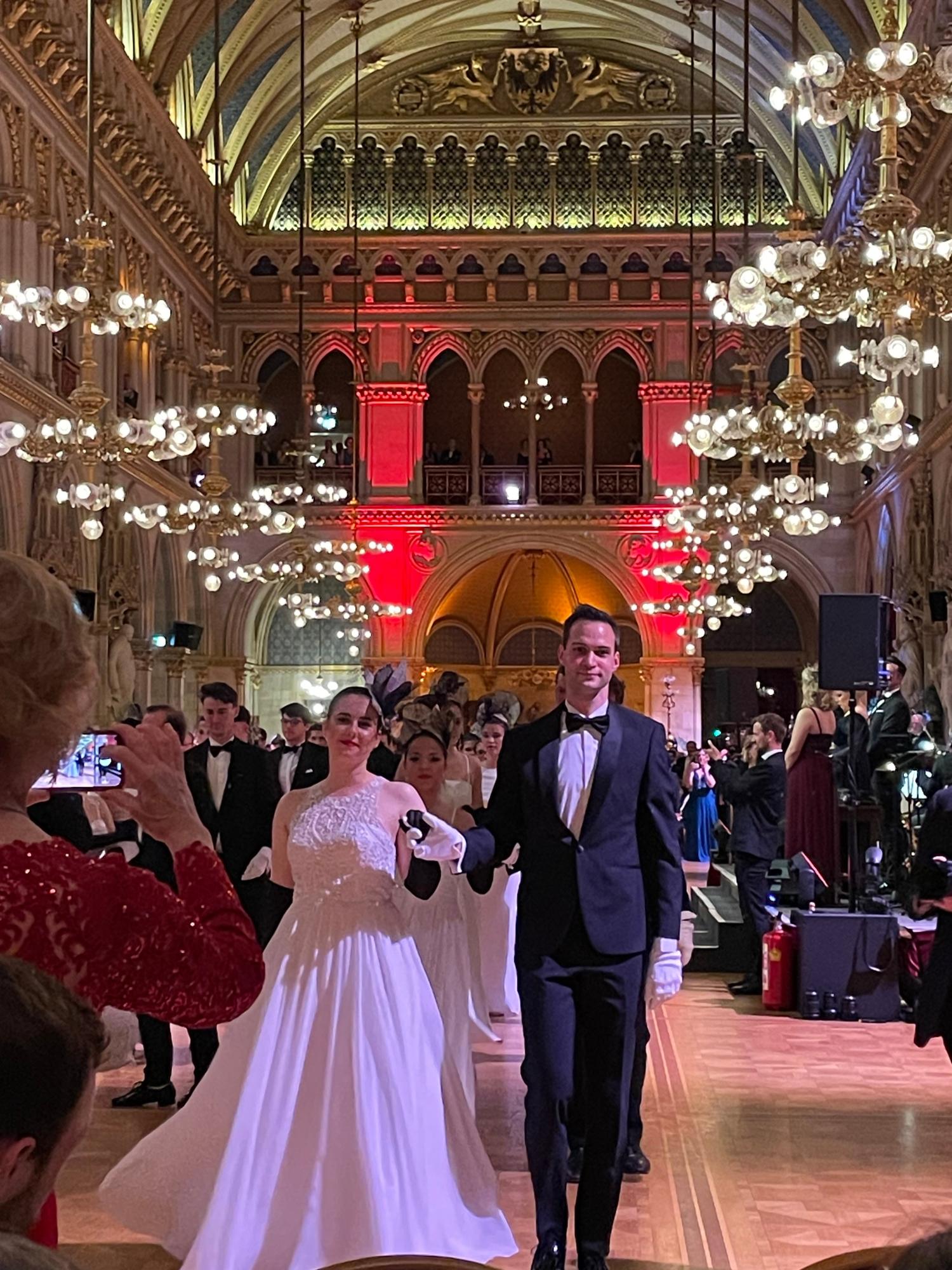 最初に踊る人々（筆者撮影）