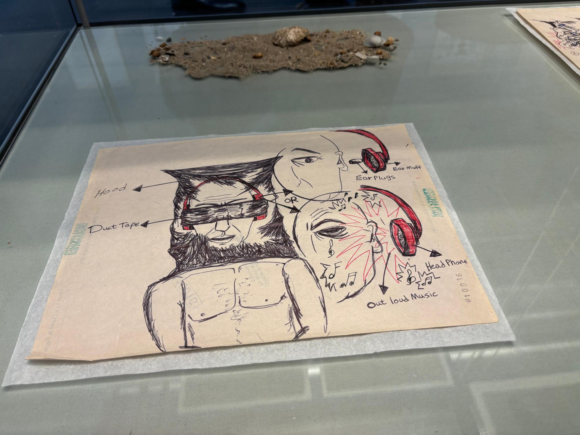 アブ・ズバイダが描いたイラスト。騒音を聞かせる拷問があったことを伝えている（撮影筆者）。
