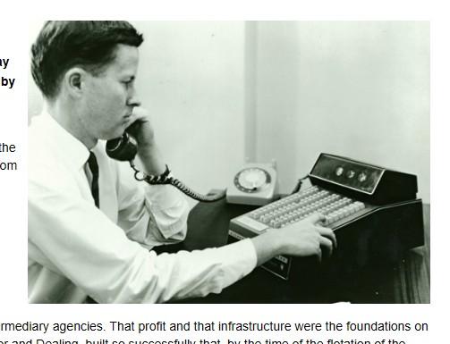 1966年当時、ロイターのコンピュータ部門アシスタント・マネージャーだったジョン・ランサム氏とストックマスター端末(「ザ・バロン」のウェブサイトから、キャプチャー)